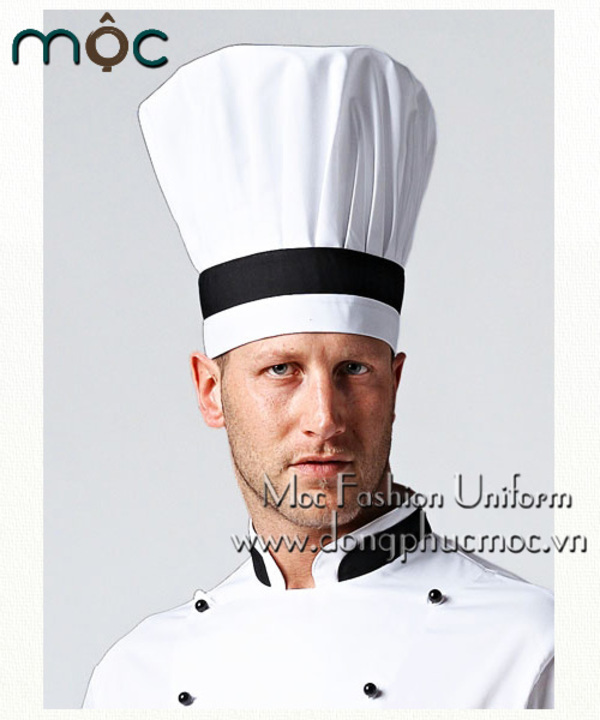 Mẫu mũ bếp trưởng có điểm nhấn đường viền đen trên vành nón